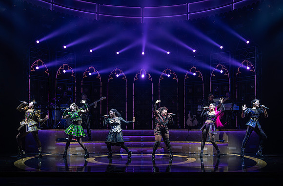 (1) The North American Tour Boleyn Company of SIX. Photo by Joan Marcus (0001r2)