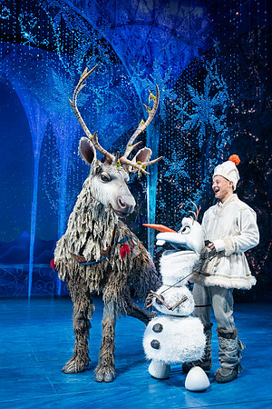 CollinBajaasSvenandJeremyDavisasOlaf.FrozenNorthAmericanTour.PhotobyMatthewMurphy.Disney - Copy